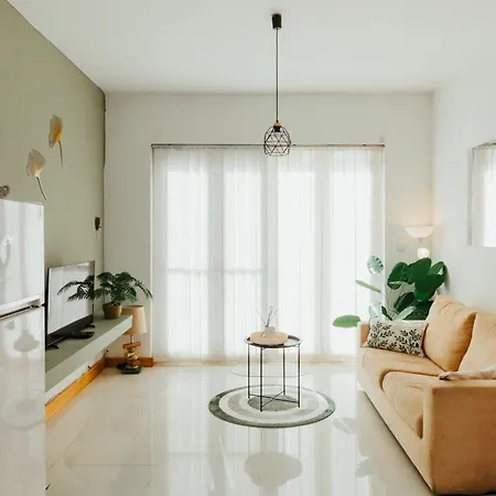 Cozy Seaside One-bedroom Penthouse 아파트 *