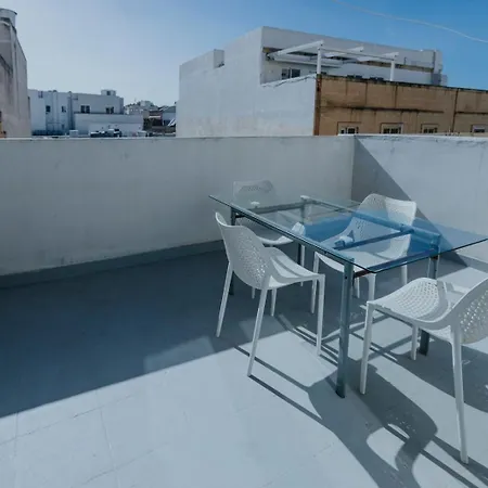 Cozy Seaside One-bedroom Penthouse סליאמה