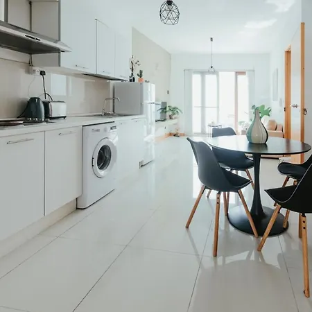 Cozy Seaside One-bedroom Penthouse דירה *