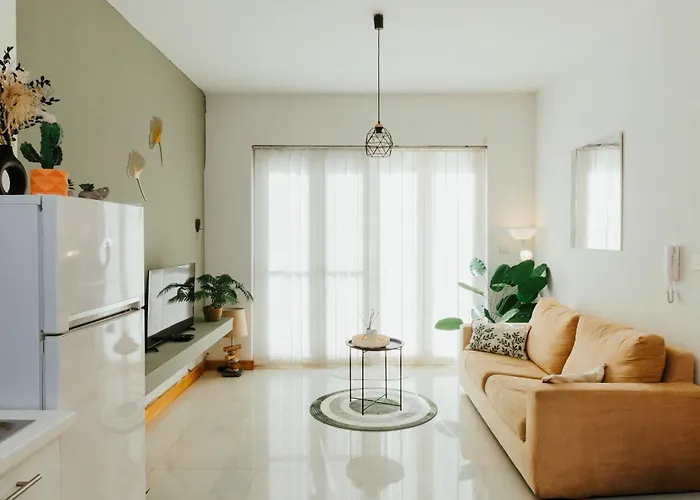 Cozy Seaside One-bedroom Penthouse דירה *