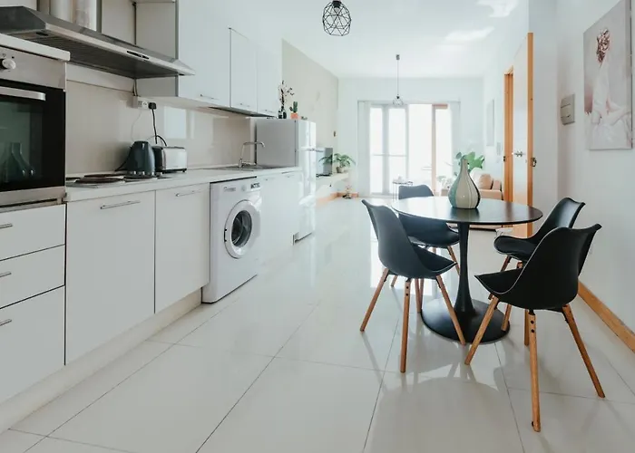 Cozy Seaside One-bedroom Penthouse Apartament *