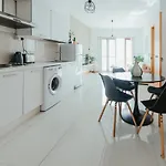 Cozy Seaside One-bedroom Penthouse شقة *