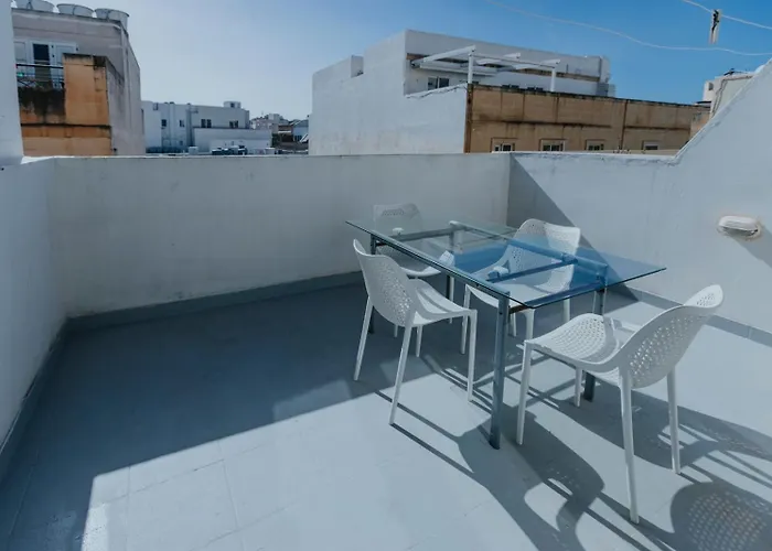 Cozy Seaside One-bedroom Penthouse سليمة